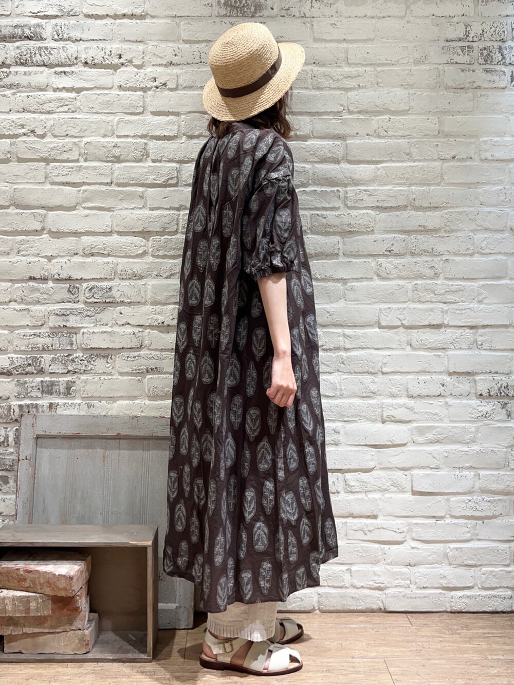 ブラウン系のワンピース、ホワイト系のその他パンツ、ホワイト系のサンダルを着用したレディースの春コーディネートの3枚目の写真