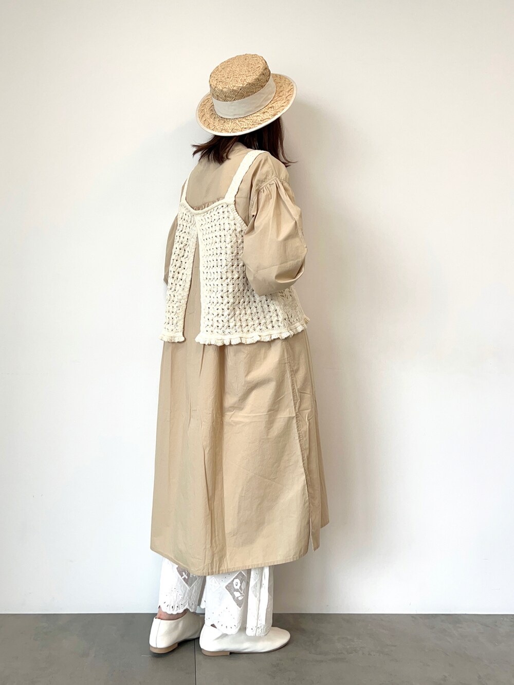 ホワイト系のベスト、ベージュ系のワンピース、ホワイト系のその他パンツを着用したレディースの春コーディネートの4枚目の写真