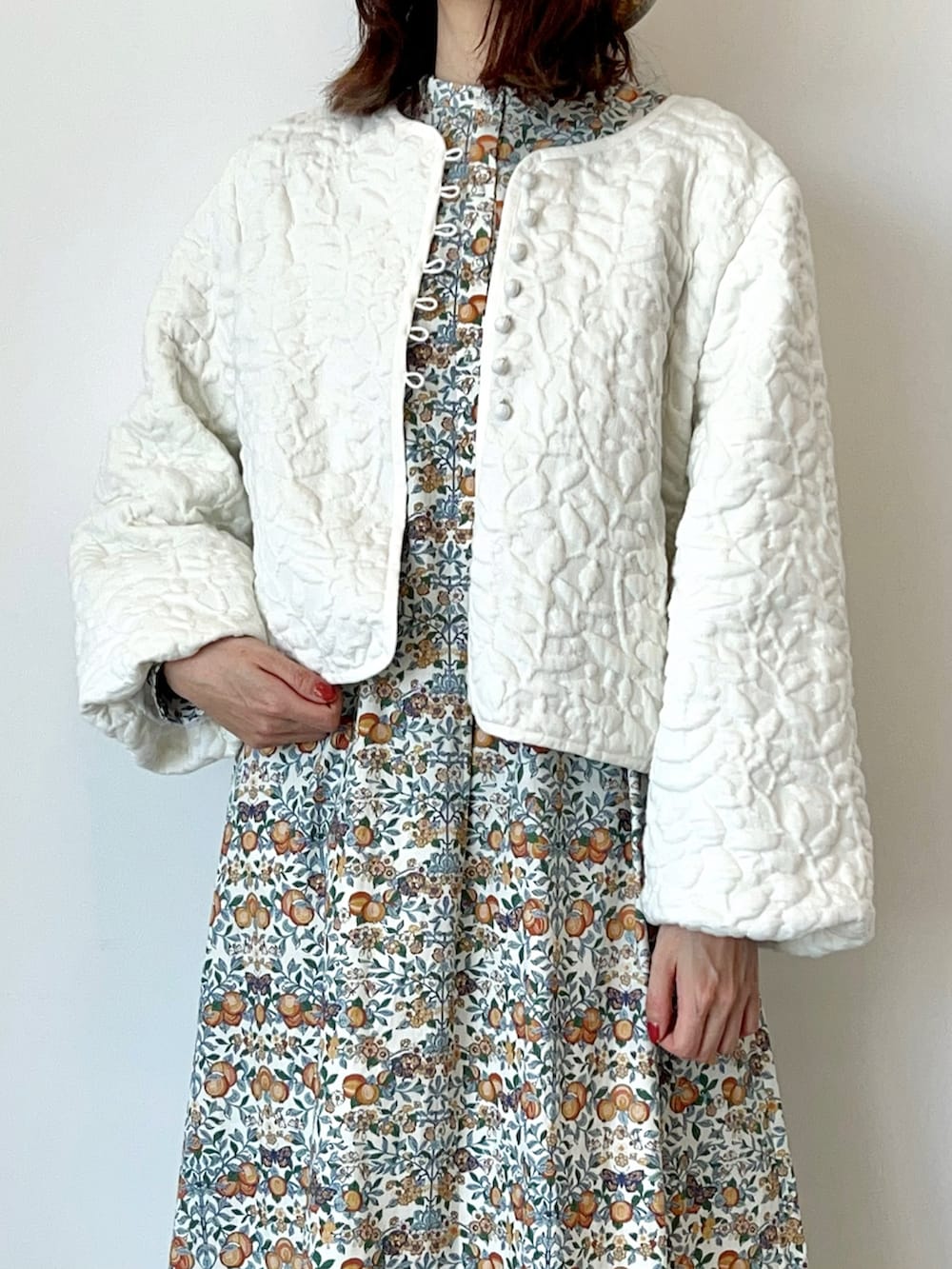 「サマンサ モスモス(Samansa Mos2)、Samansa Mos2、SM2、TSUHARU by Samansa Mos2、ワンピース、リバティ、LIBERTY、ジャケット、ジャガード、花柄、ノーカラージャケット、ショート丈トップス、カンカン帽、サンダル、サンダルに靴下」|「Samansa Mos2のラフィア太リボンカンカン帽(ハット、ホワイト系)」を使った、いっしき🐻さん(レディース・164cm)の春コーディネートの2枚目の写真