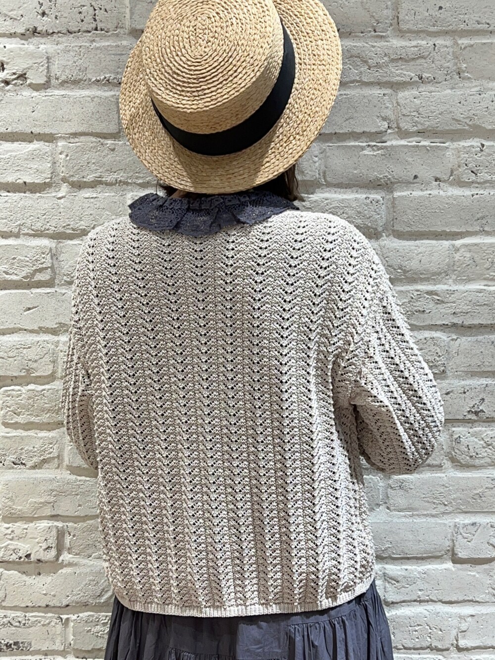 ホワイト系のカーディガン/ボレロ、グレー系のシャツ/ブラウス、グレー系のスカートを着用したレディースの春コーディネートの4枚目の写真