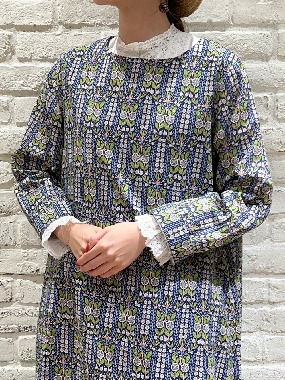 ホワイト系のシャツ/ブラウス、ブルー系のワンピース、ブラック系のスカートを着用したレディースの秋コーディネートの2枚目の写真