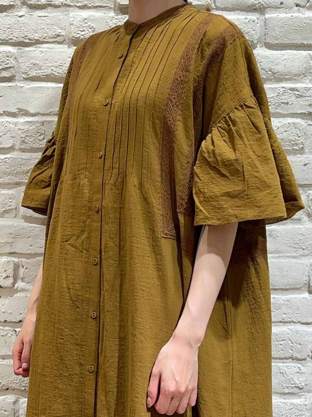 「サマンサ モスモス(Samansa Mos2)、SM2、Samansa Mos2、秋のコーデ、ゆるコーデ、レイヤードスタイル、ワンピース、キャメル、レース、チェック、スカート、トーク帽、ショルダーバッグ、秋服準備はじめました」|「kaorinomoriの【カオリノモリ】モーリエトーク(ハット、ブラウン系)」を使った、いっしき🐻さん(レディース・163cm)の夏コーディネートの2枚目の写真