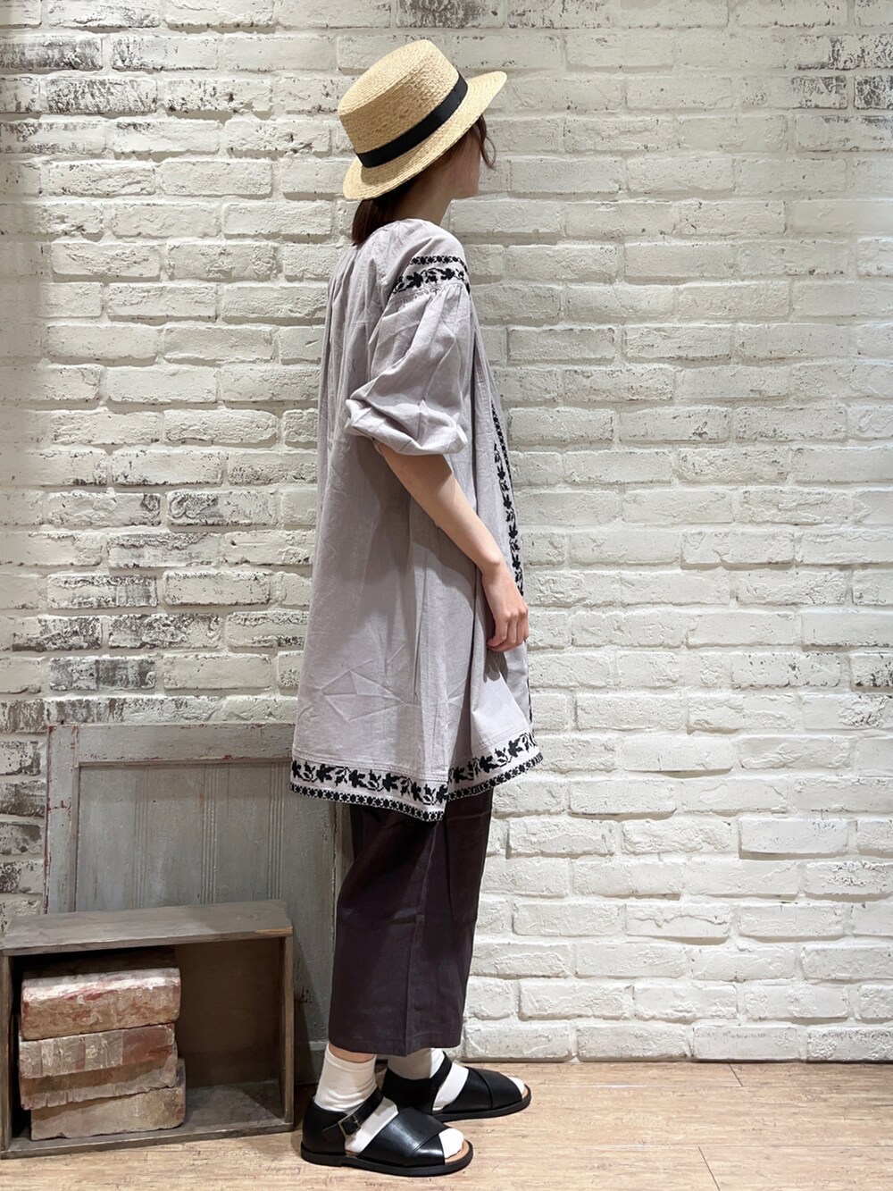 「サマンサ モスモス(Samansa Mos2)、Samansa Mos2、SM2、春夏コーデ、ゆるコーデ、モノトーン、チュニック、刺繍、ワイドパンツ、カンカン帽、かごバッグ、サンダル」|「Samansa Mos2のラフィアカンカン帽(ハット、ブラック系)」を使った、いっしき🐻さん(レディース・163cm)の春コーディネートの3枚目の写真