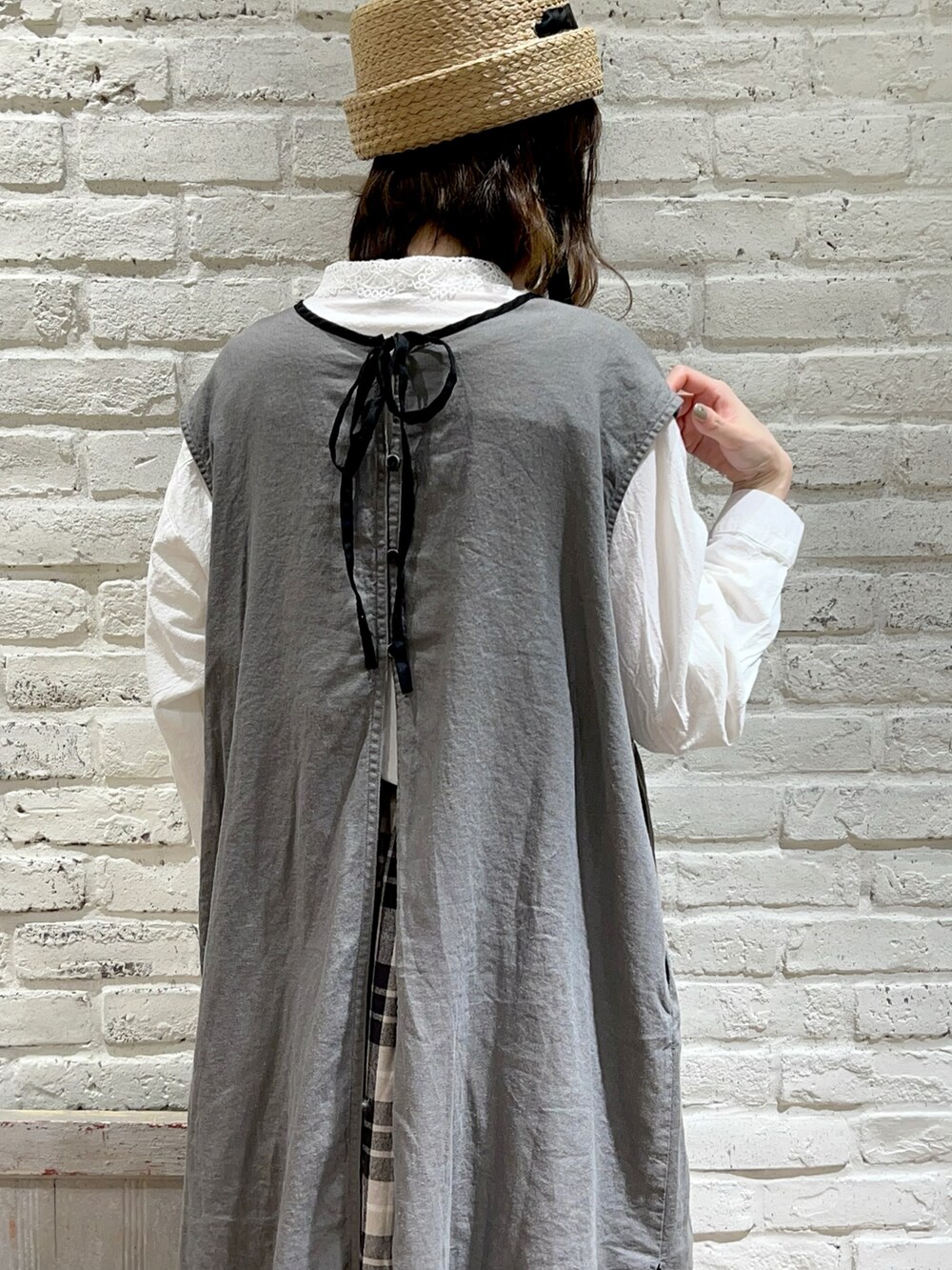 ホワイト系のシャツ/ブラウス、ベージュ系のカーディガン/ボレロ、グレー系のワンピースを着用したレディースの春コーディネートの5枚目の写真