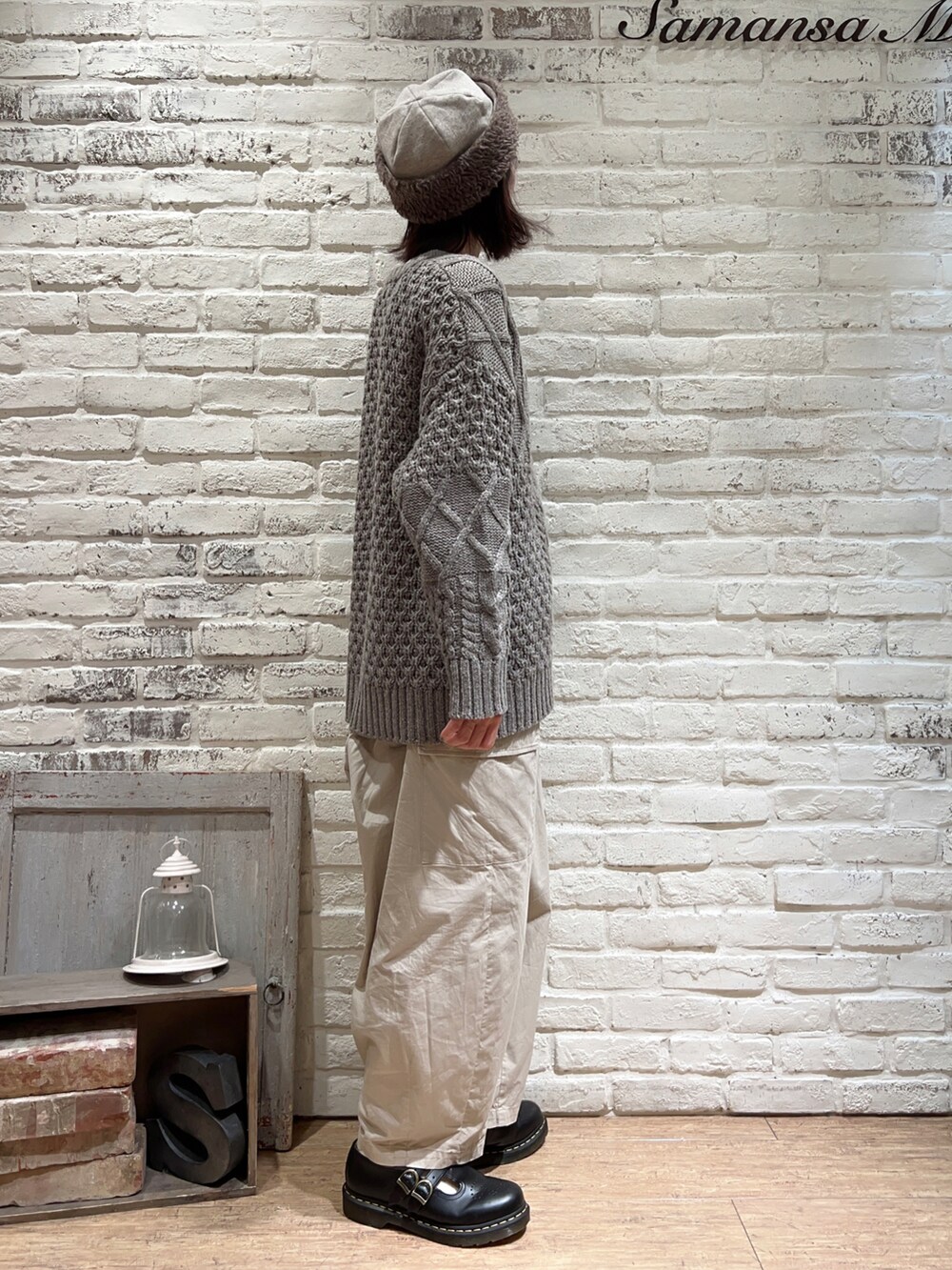 ホワイト系のTシャツ/カットソー、ブラウン系のカーディガン/ボレロ、ベージュ系のカーゴパンツを着用したレディースの冬コーディネートの3枚目の写真