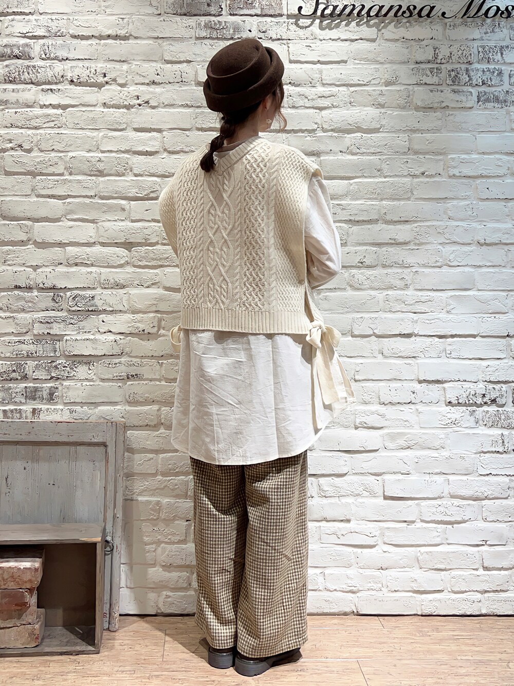 その他のベスト、ホワイト系のシャツ/ブラウス、ベージュ系のその他パンツを着用したレディースの秋コーディネートの3枚目の写真