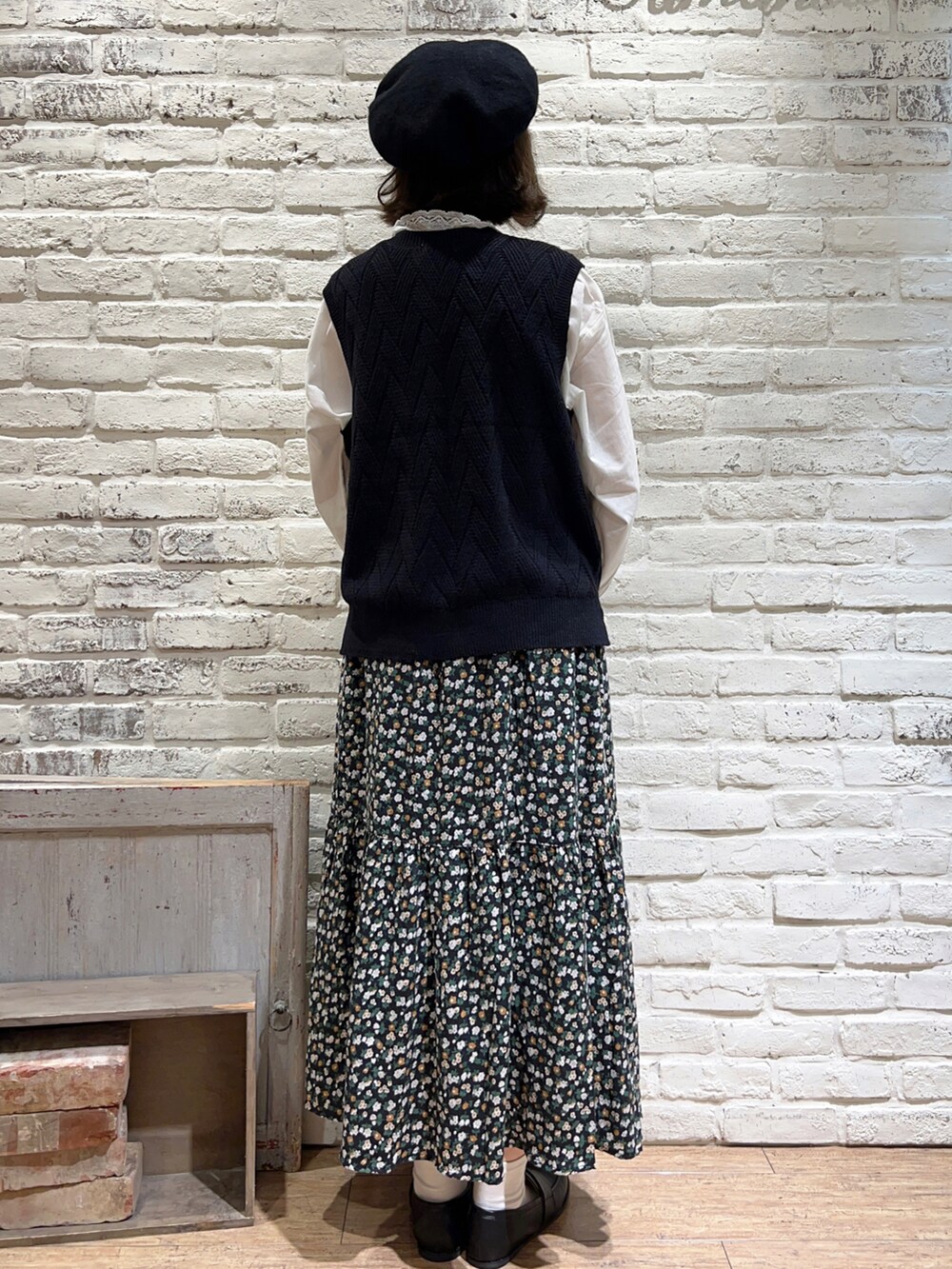 ホワイト系のシャツ/ブラウス、ブラック系のベスト、グレー系のスカートを着用したレディースの秋コーディネートの4枚目の写真