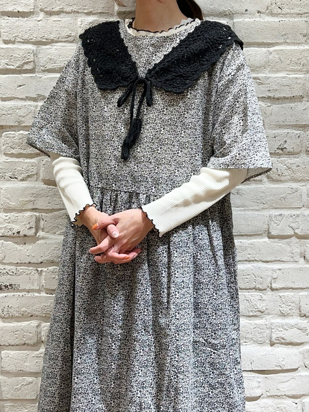 ホワイト系のTシャツ/カットソー、グレー系のワンピース、ブラック系のスカートを着用したレディースの秋コーディネートの4枚目の写真