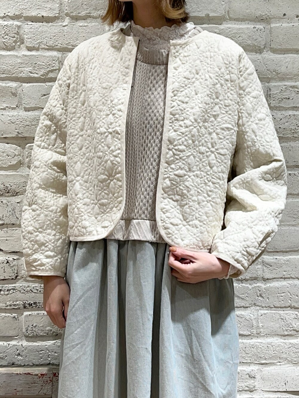 「サマンサ モスモス(Samansa Mos2)、Samansa Mos2、SM2、春コーデ、ゆるコーデ、ワントーンコーデ、淡色コーデ、レイヤードスタイル、キルティングジャケット、ノーカラージャケット、ショート丈トップス、ドッキングワンピ、ワンピース、ベスト、ストライプ」|「Samansa Mos2の透かし編みベレー帽(ハット、ベージュ系)」を使った、いっしき🐻さん(レディース・163cm)の冬コーディネートの2枚目の写真