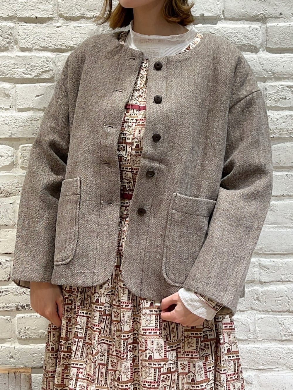 ホワイト系のシャツ/ブラウス、レッド系のシャツ/ブラウス、ベージュ系のノーカラーコートを着用したレディースの冬コーディネートの2枚目の写真