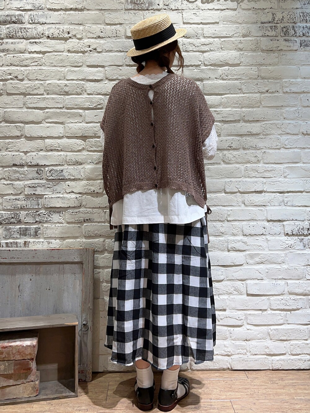 ホワイト系のTシャツ/カットソー、ブラウン系のベスト、ホワイト系のニット/セーターを着用したレディースの夏コーディネートの4枚目の写真