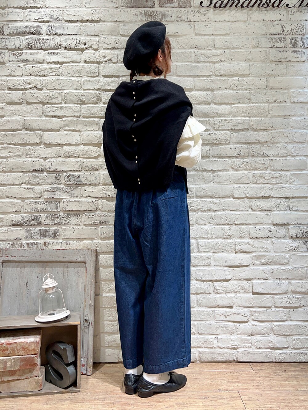 ホワイト系のシャツ/ブラウス、ブラック系のカーディガン/ボレロ、ブルー系のデニムパンツを着用したレディースの秋コーディネートの4枚目の写真