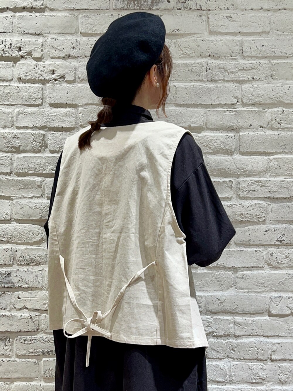 「サマンサ モスモス(Samansa Mos2)、Samansa Mos2、SM2、秋コーデ、秋のコーデ、ゆるコーデ、モノトーンコーデ、レイヤードスタイル、モノトーン、ベスト、シャツワンピ、ワンピース、チェックパンツ、チェック、グレンチェック」|「Samansa Mos2の杢カラーベレー帽(ハット、ブラック系)」を使った、いっしき🐻さん(レディース・163cm)の秋コーディネートの5枚目の写真