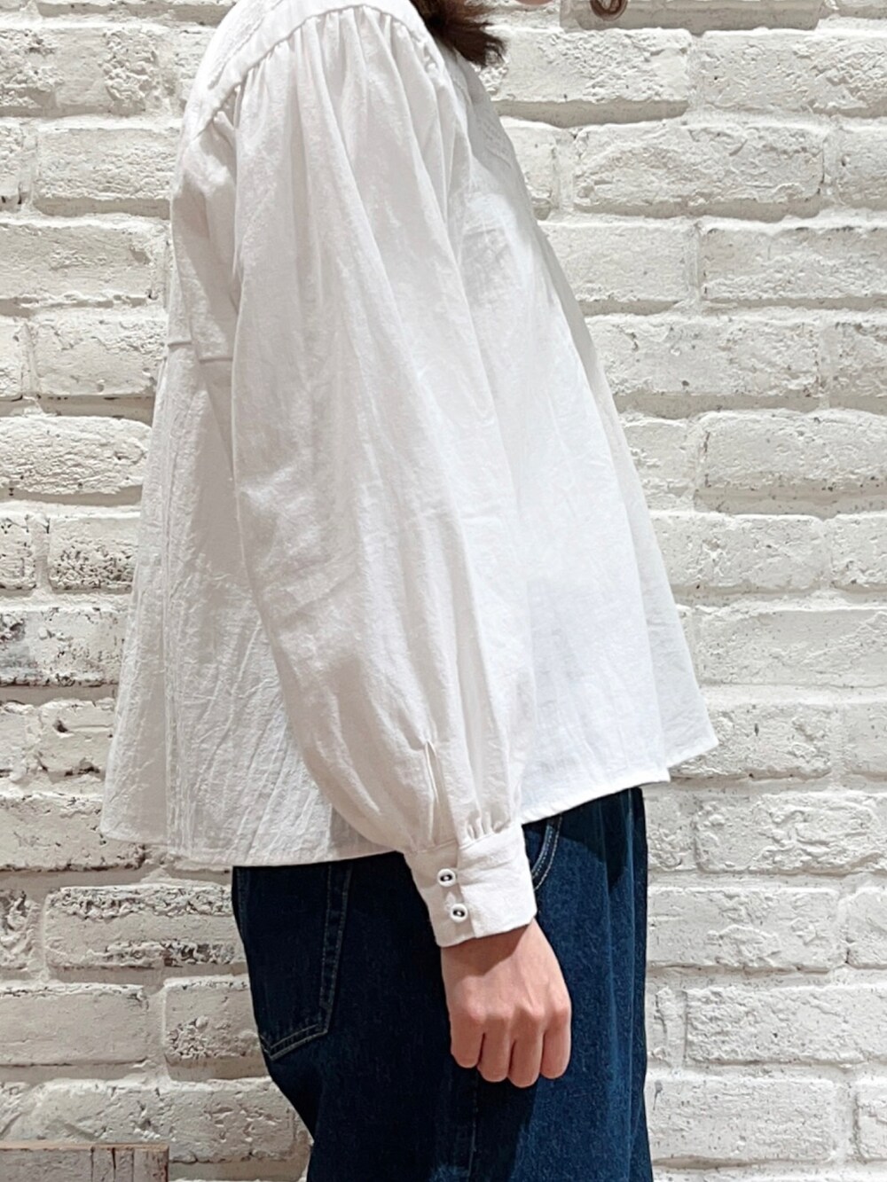 ホワイト系のTシャツ/カットソー、ホワイト系のシャツ/ブラウス、ブルー系のワンピースを着用したレディースの冬コーディネートの4枚目の写真