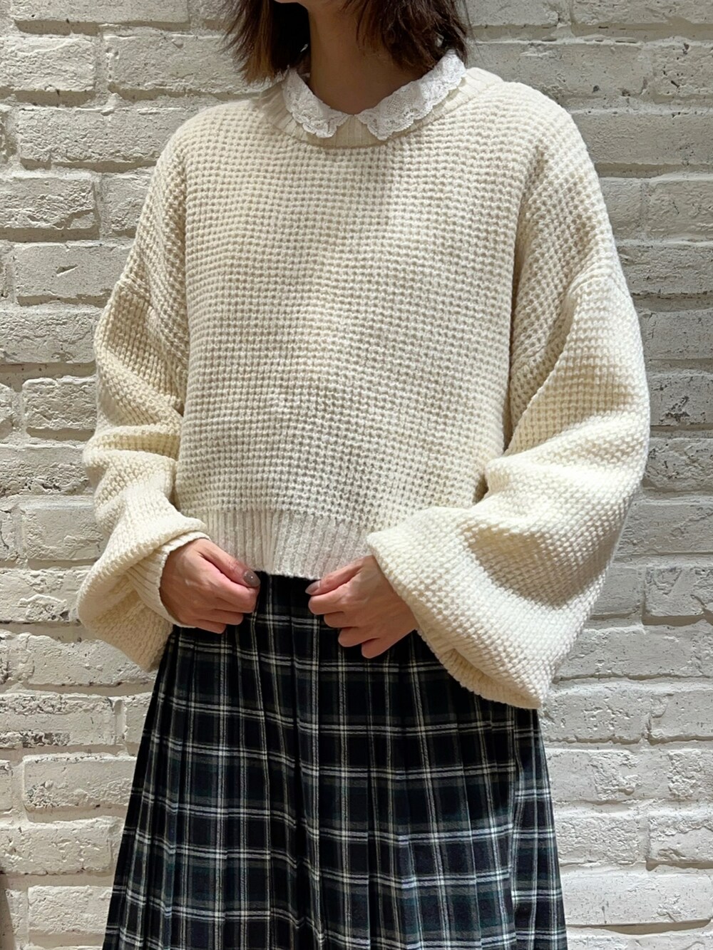 ホワイト系のシャツ/ブラウス、グリーン系のワンピース、グリーン系のスカートを着用したレディースの冬コーディネートの2枚目の写真