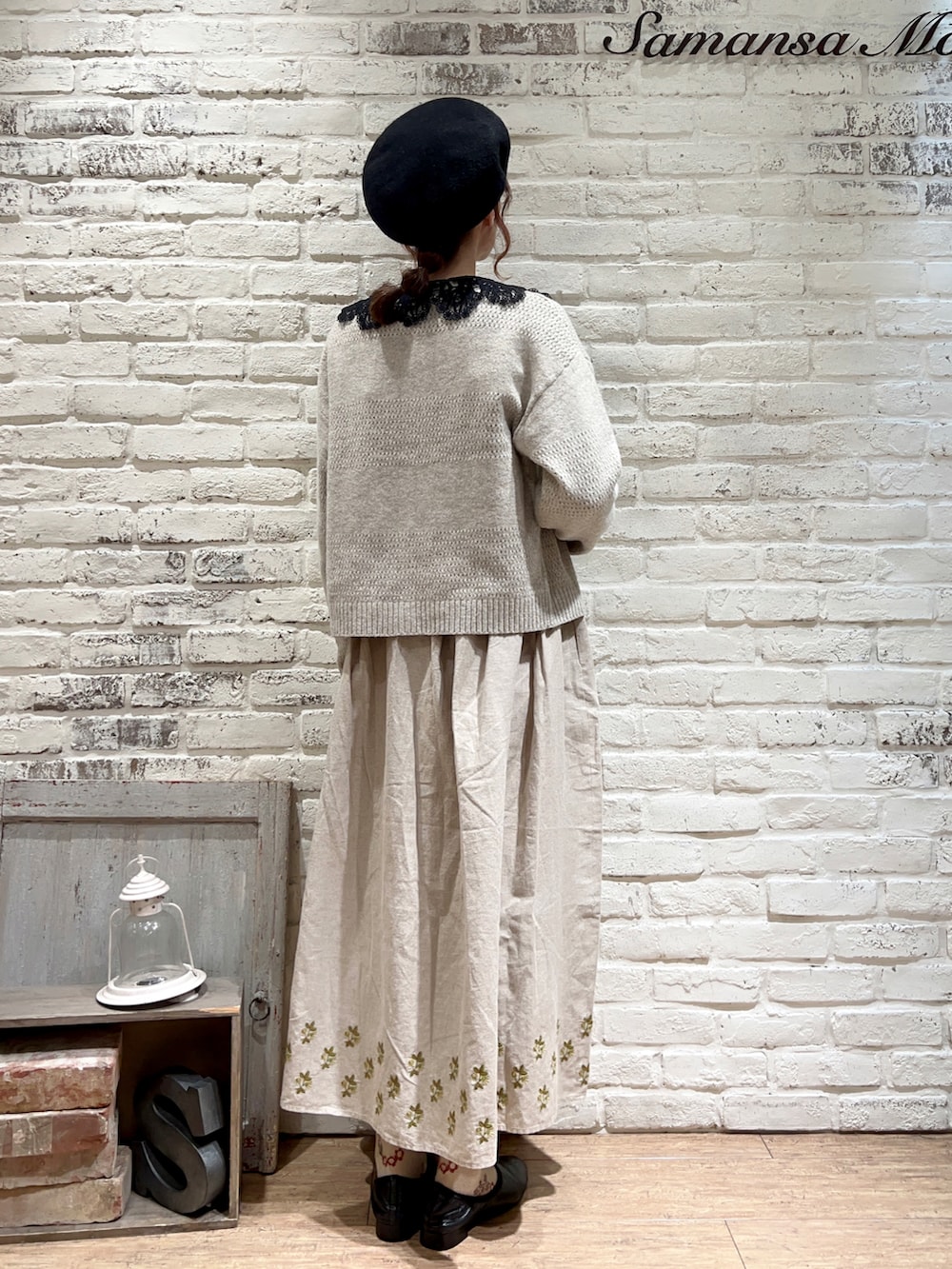 ブラック系のシャツ/ブラウス、ピンク系のカーディガン/ボレロ、ベージュ系のスカートを着用したレディースの冬コーディネートの4枚目の写真