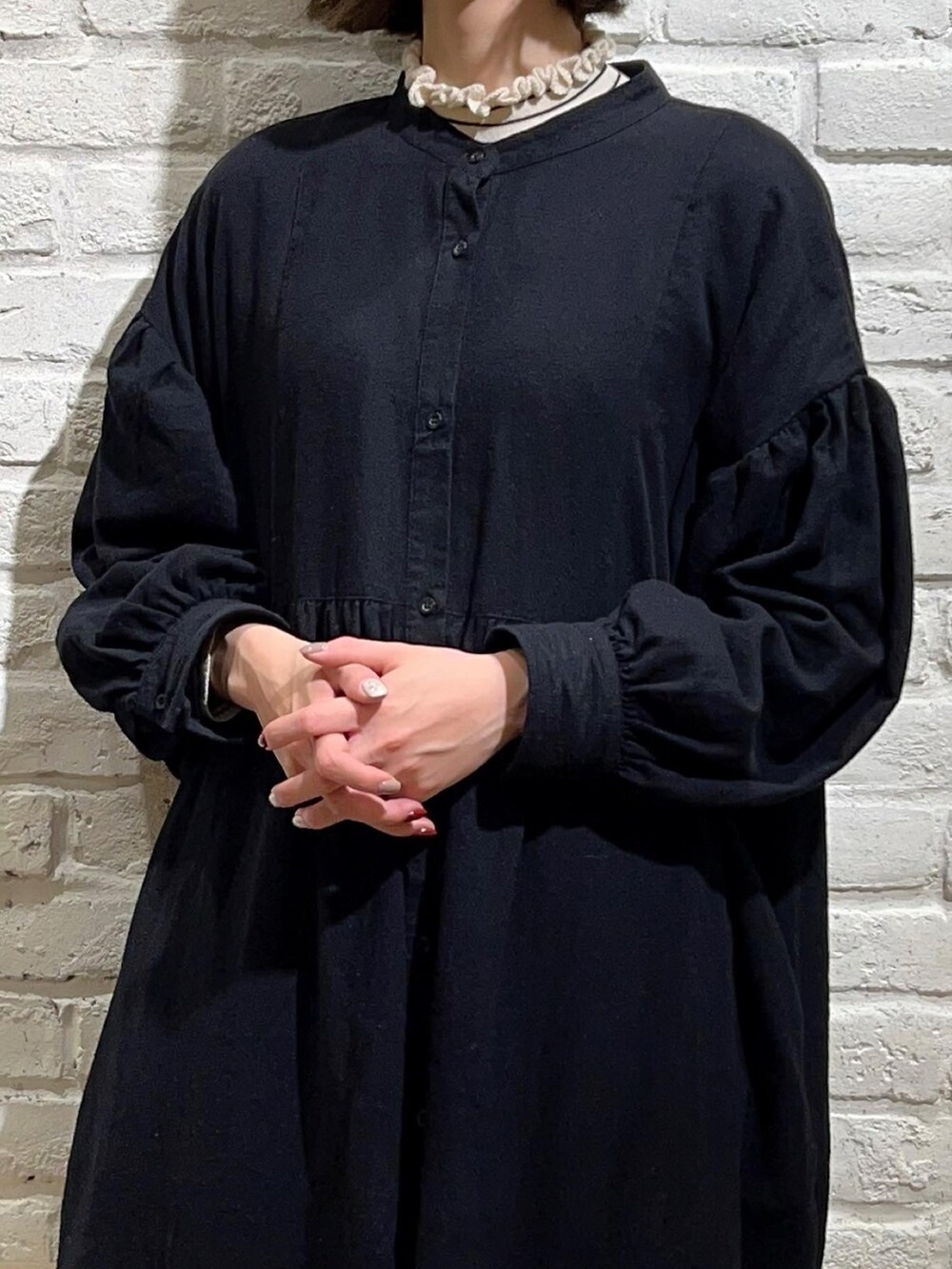 ホワイト系のニット/セーター、ブラック系のワンピース、ベージュ系のその他パンツを着用したレディースの冬コーディネートの2枚目の写真