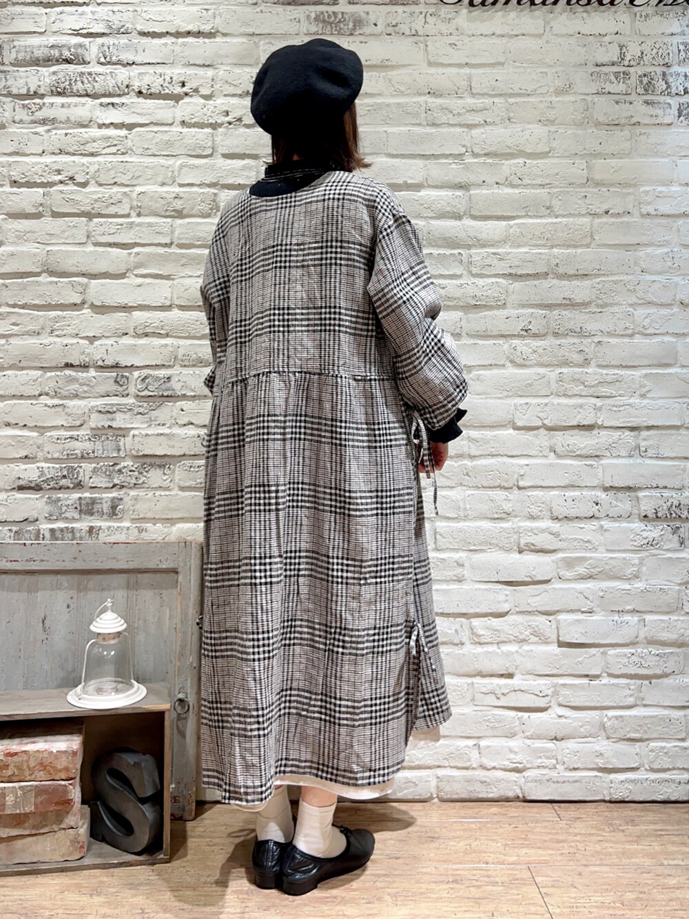 ブラック系のニット/セーター、ホワイト系のワンピース、ホワイト系のワンピースを着用したレディースの冬コーディネートの4枚目の写真