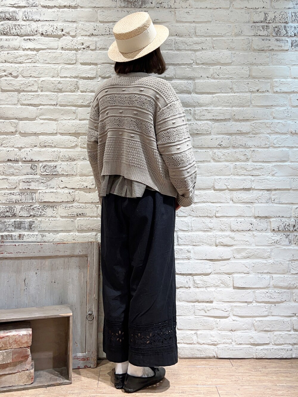 ベージュ系のニット/セーター、ベージュ系のシャツ/ブラウス、ブラック系のその他パンツを着用したレディースの冬コーディネートの4枚目の写真