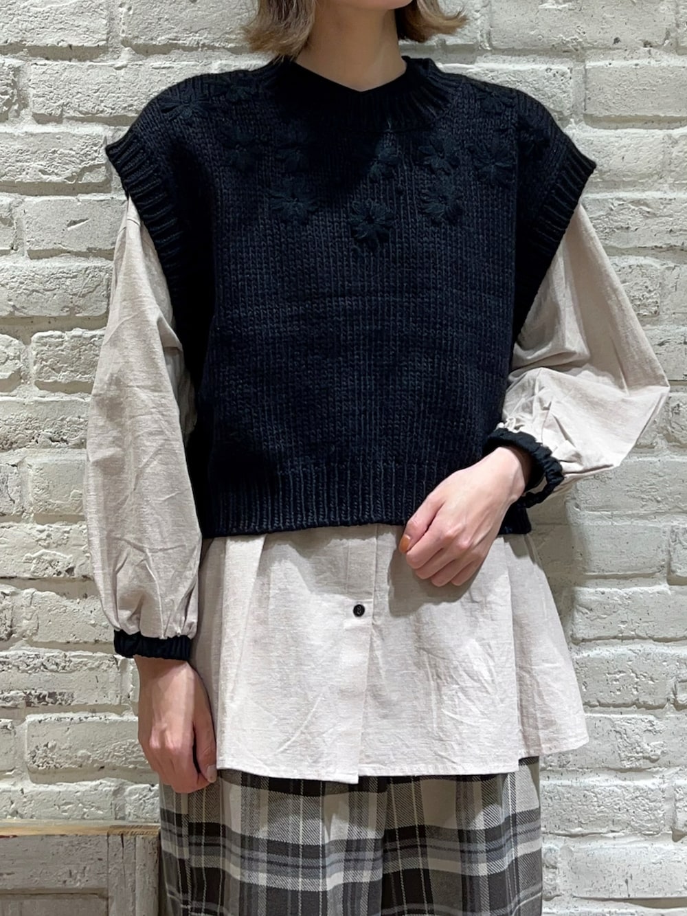 ブラック系のベスト、ベージュ系のシャツ/ブラウス、ブラック系のその他パンツを着用したレディースの冬コーディネートの2枚目の写真