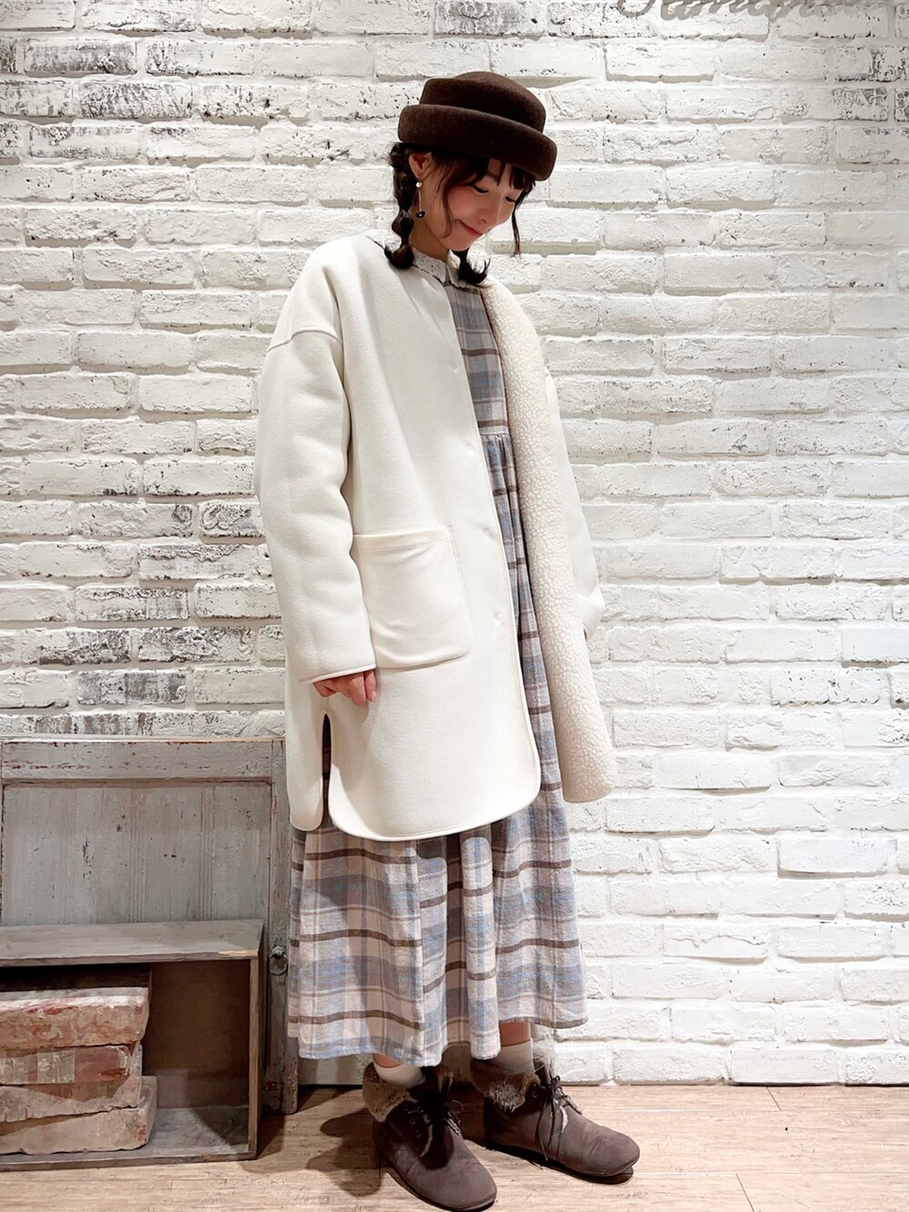 ホワイト系のシャツ/ブラウス、ブルー系のワンピース、ブラウン系のブーツを着用したレディースの冬コーディネートの4枚目の写真