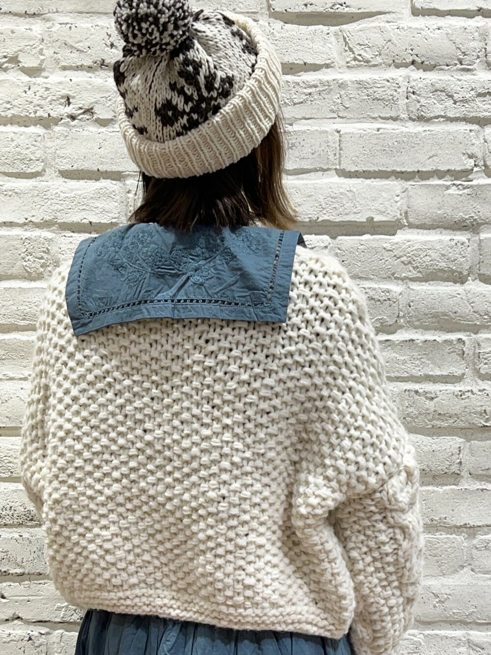 ホワイト系のTシャツ/カットソー、グリーン系のシャツ/ブラウス、ホワイト系のニット/セーターを着用したレディースの秋コーディネートの5枚目の写真