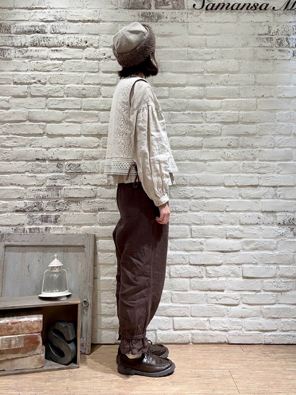 ベージュ系のシャツ/ブラウス、グレー系のその他パンツ、その他のその他を着用したレディースの冬コーディネートの3枚目の写真