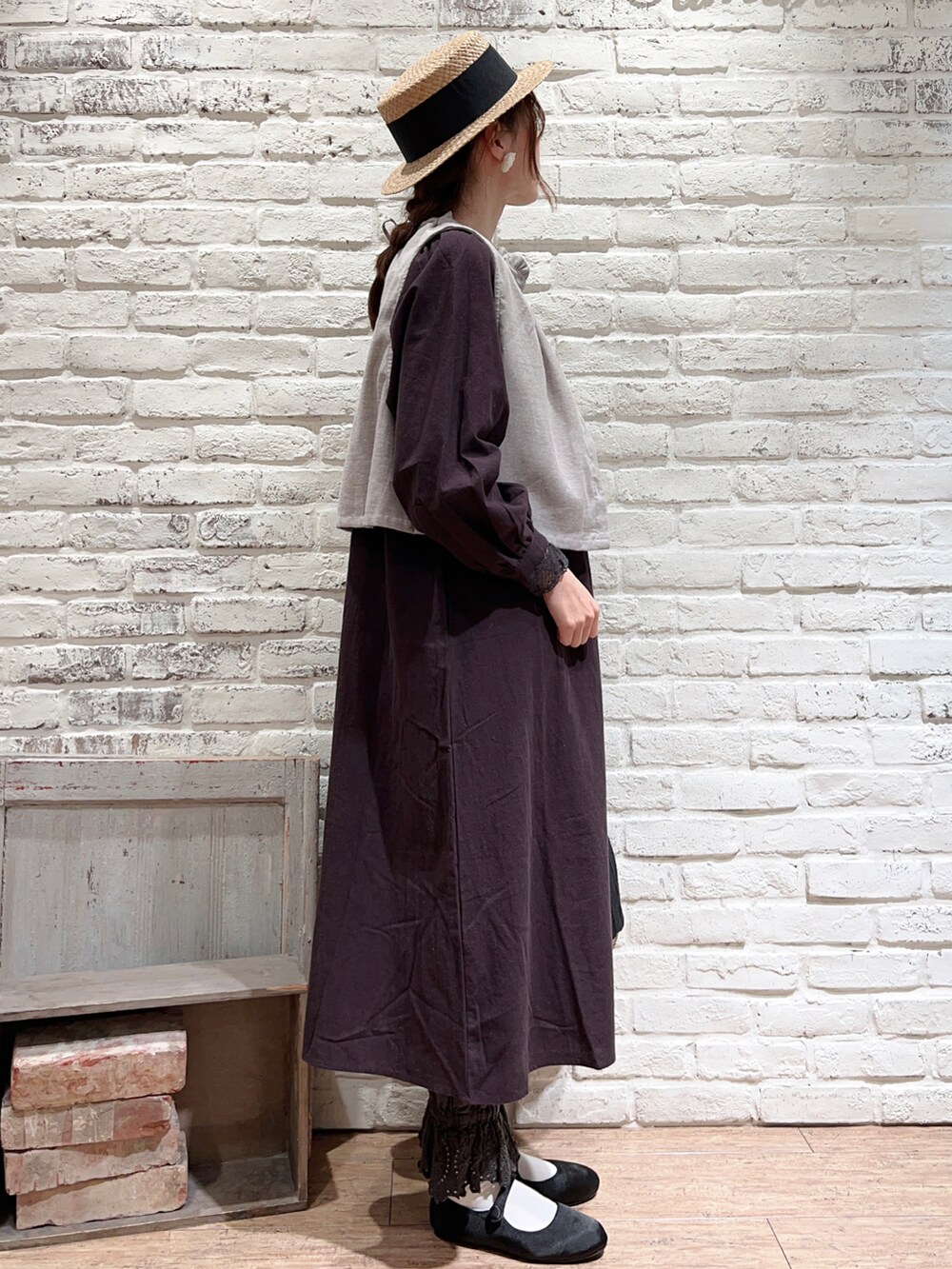 グレー系のベスト、ブラック系のTシャツ/カットソー、ブラック系のワンピースを着用したレディースの春コーディネートの3枚目の写真