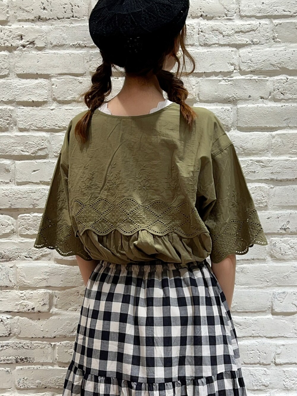 ホワイト系のTシャツ/カットソー、グリーン系のチュニック、ホワイト系のスカートを着用したレディースの夏コーディネートの5枚目の写真