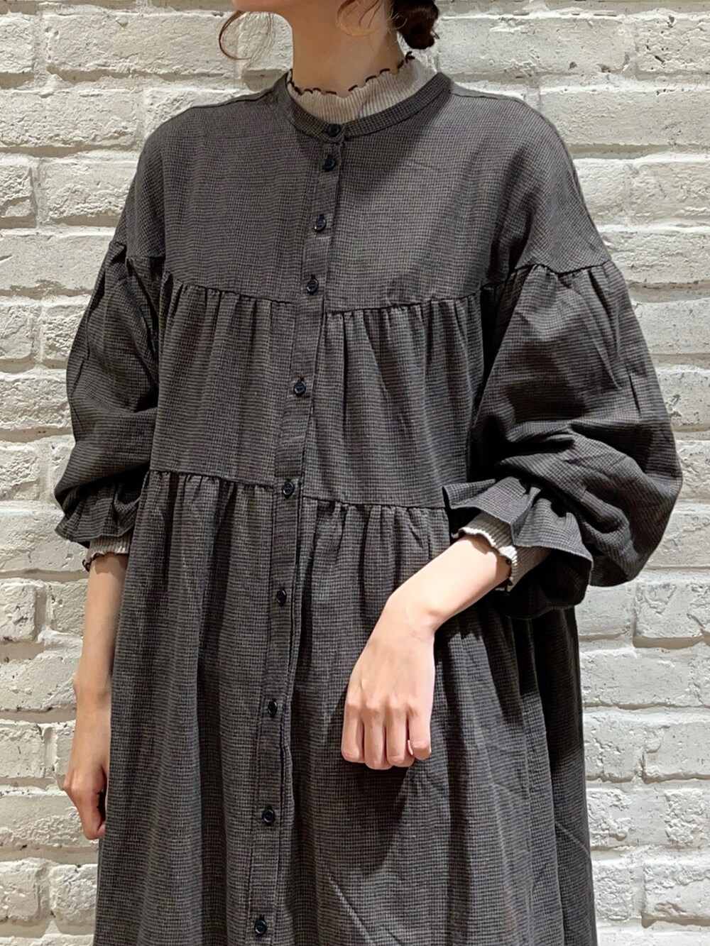 ベージュ系のTシャツ/カットソー、グレー系のカーディガン/ボレロ、ブルー系のワンピースを着用したレディースの秋コーディネートの3枚目の写真