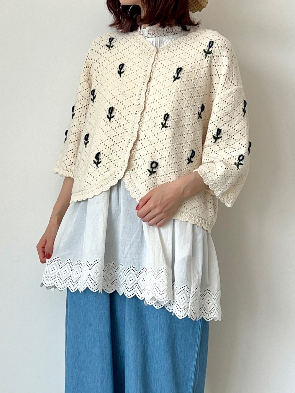「サマンサ モスモス(Samansa Mos2)、Samansa Mos2、SM2、夏コーデ、ゆるコーデ、レイヤードスタイル、カーディガン、レース、スカラップ、デニム、デニムパンツ、カンカン帽、サンダル、グルカサンダル」|「Samansa Mos2の【UVカット/消臭効果】なみなみカンカン帽(ハット、ホワイト系)」を使った、いっしき🐻さん(レディース・164cm)の春コーディネートの2枚目の写真