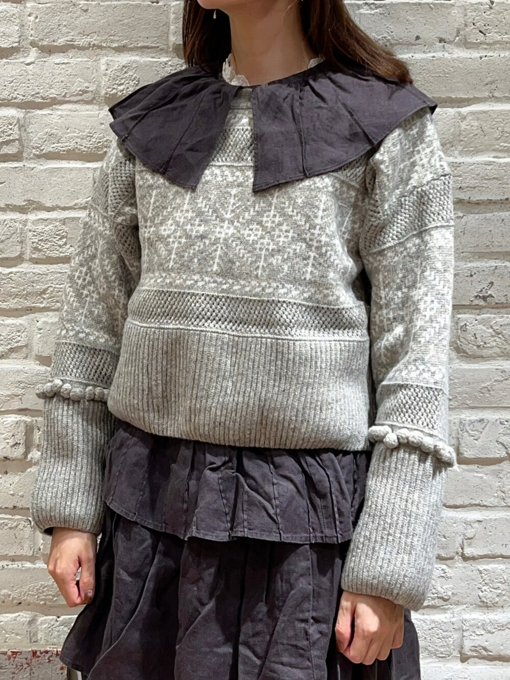 グレー系のカーディガン/ボレロ、グレー系のシャツ/ブラウス、グレー系のスカートを着用したレディースの秋コーディネートの2枚目の写真