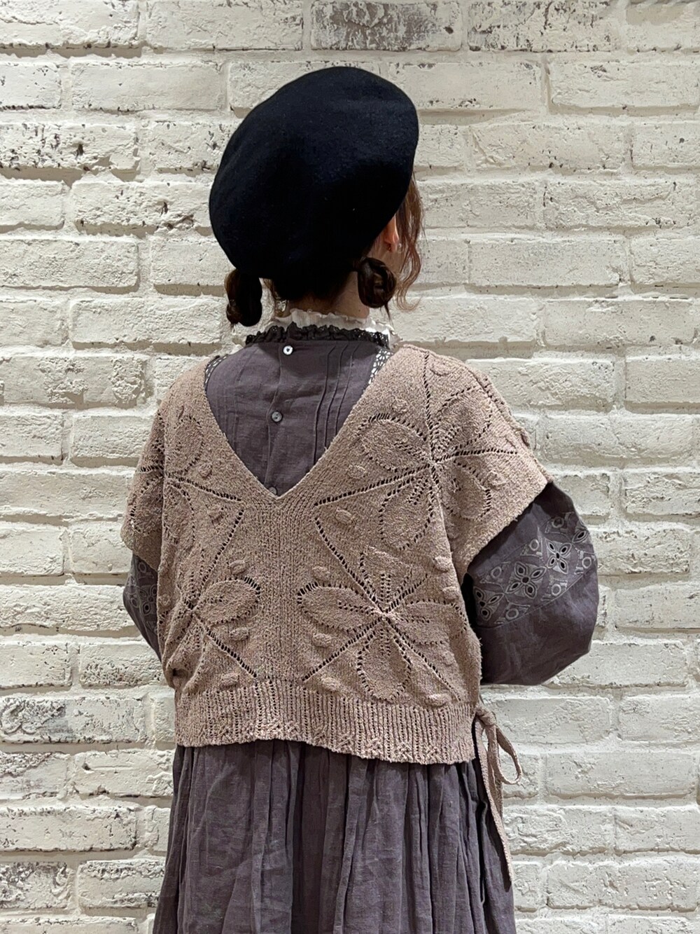 ホワイト系のTシャツ/カットソー、ベージュ系のベスト、グレー系のワンピースを着用したレディースの秋コーディネートの5枚目の写真