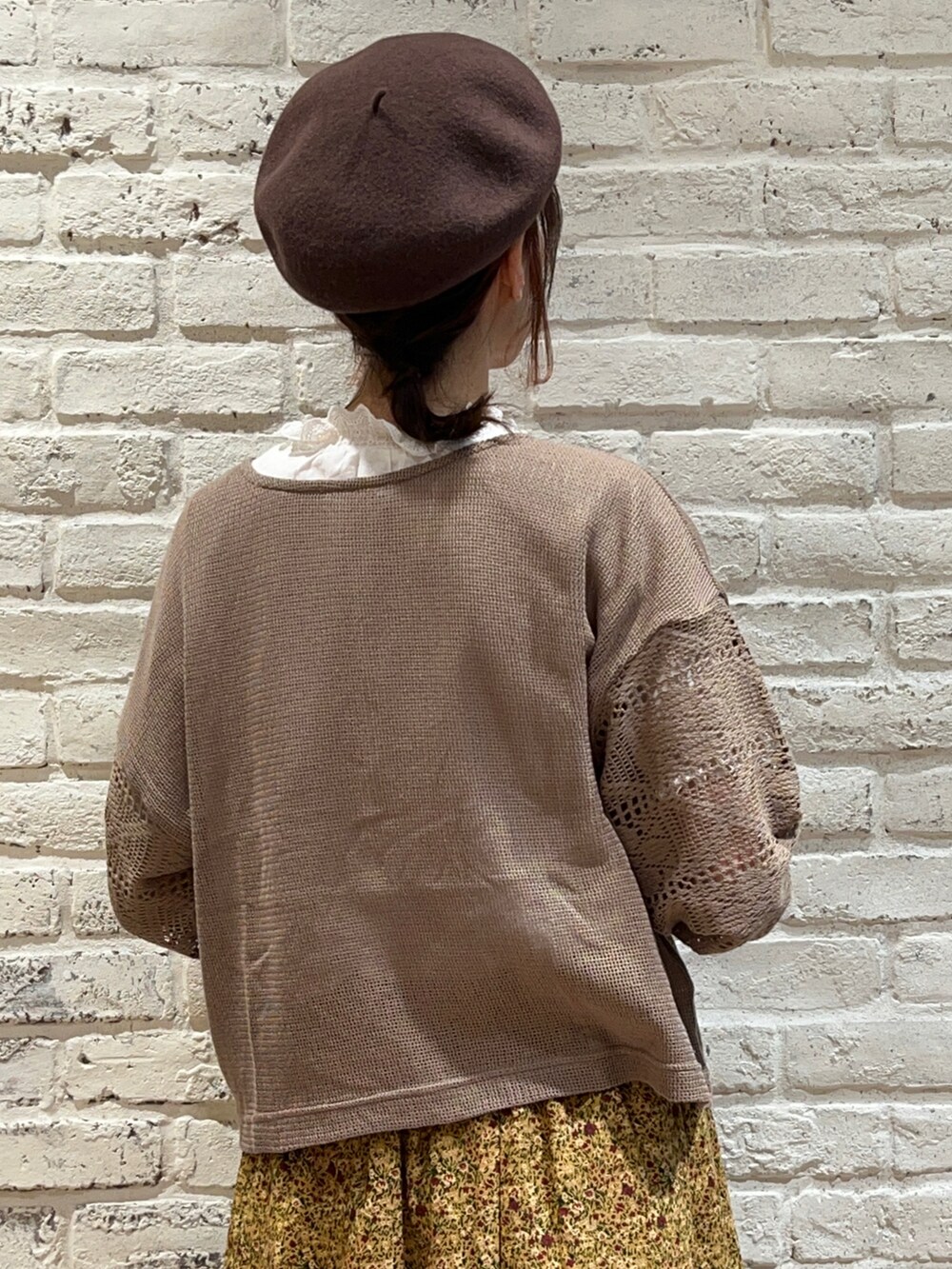 ホワイト系のシャツ/ブラウス、ブラウン系のシャツ/ブラウス、オレンジ系のスカートを着用したレディースの秋コーディネートの5枚目の写真