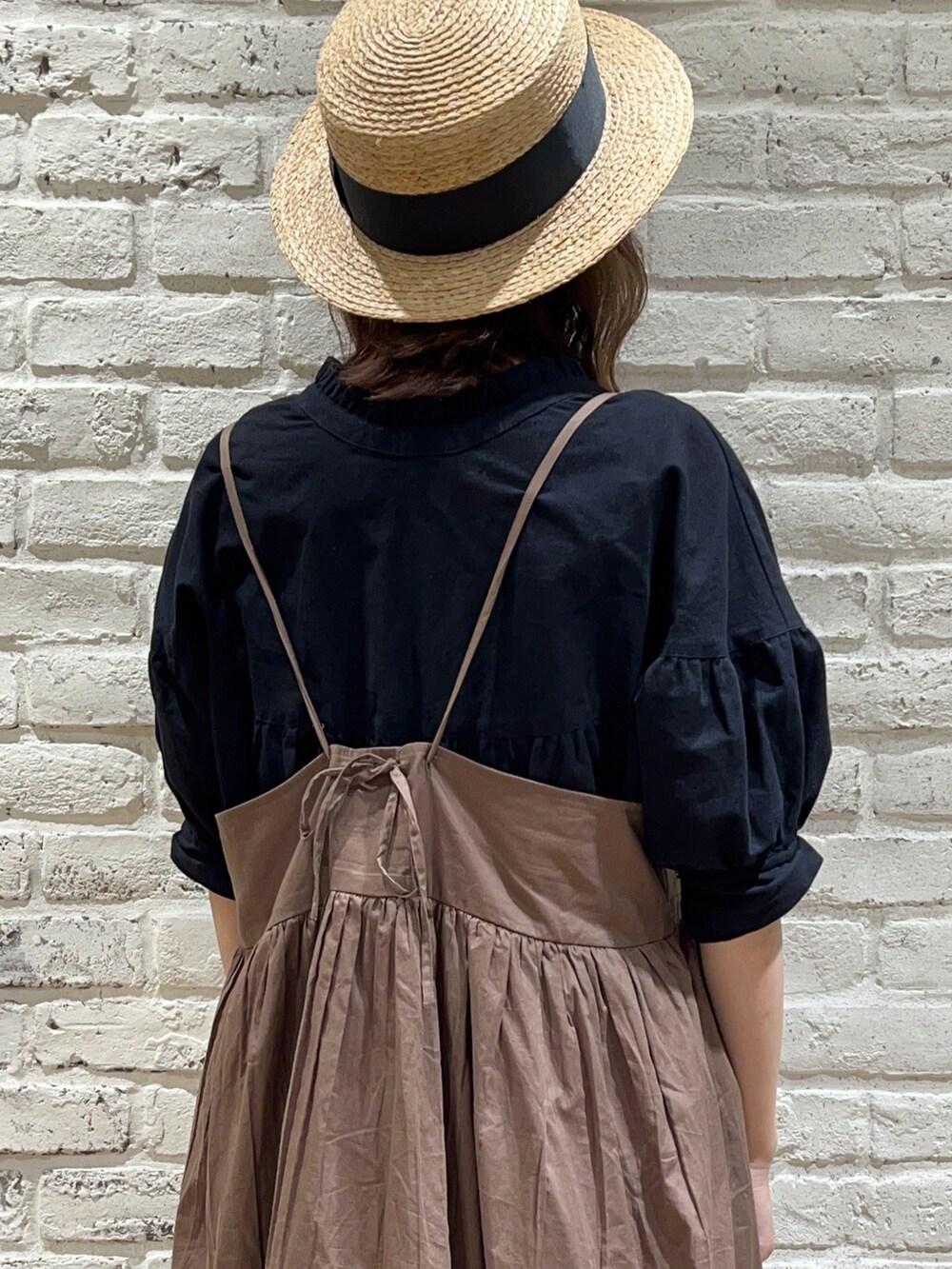 ホワイト系のタンクトップ、ブラック系のチュニック、ブラウン系のワンピースを着用したレディースの夏コーディネートの5枚目の写真