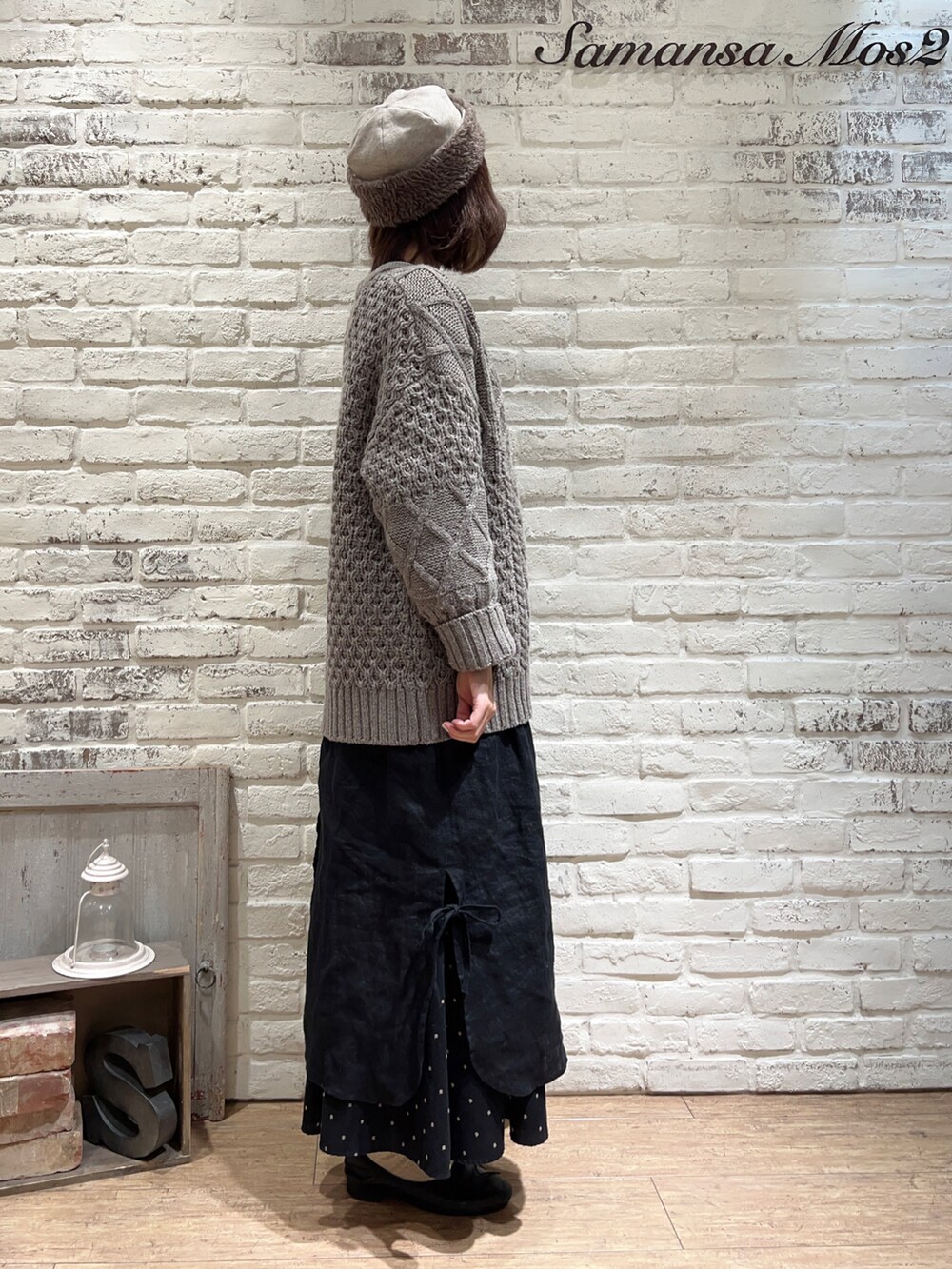 ホワイト系のTシャツ/カットソー、ブラウン系のカーディガン/ボレロ、ブラック系のワンピースを着用したレディースの冬コーディネートの3枚目の写真