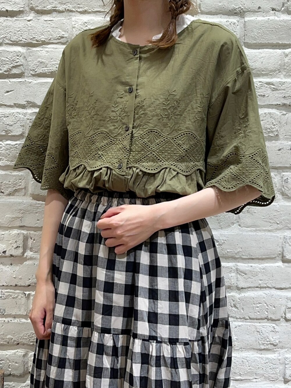 ホワイト系のTシャツ/カットソー、グリーン系のチュニック、ホワイト系のスカートを着用したレディースの夏コーディネートの2枚目の写真