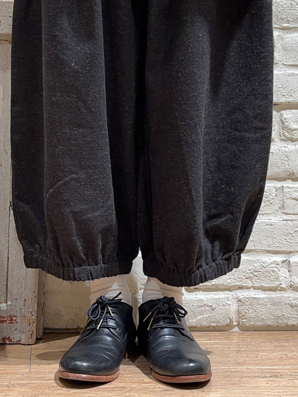 ホワイト系のベスト、ブラック系のシャツ/ブラウス、ブラウン系のその他パンツを着用したレディースの冬コーディネートの5枚目の写真