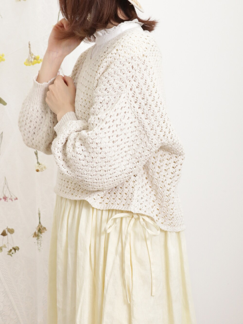 ホワイト系のシャツ/ブラウス、ベージュ系のカーディガン/ボレロ、イエロー系のワンピースを着用したレディースの春コーディネートの3枚目の写真