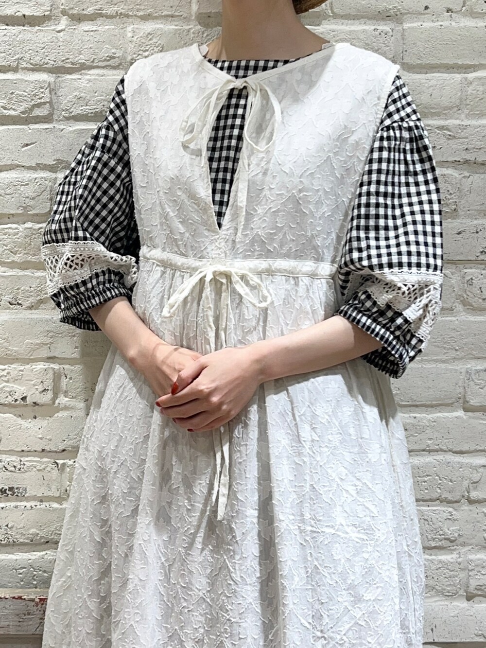 ホワイト系のタンクトップ、ブラック系のシャツ/ブラウス、ブラック系のハンドバッグを着用したレディースの夏コーディネートの2枚目の写真