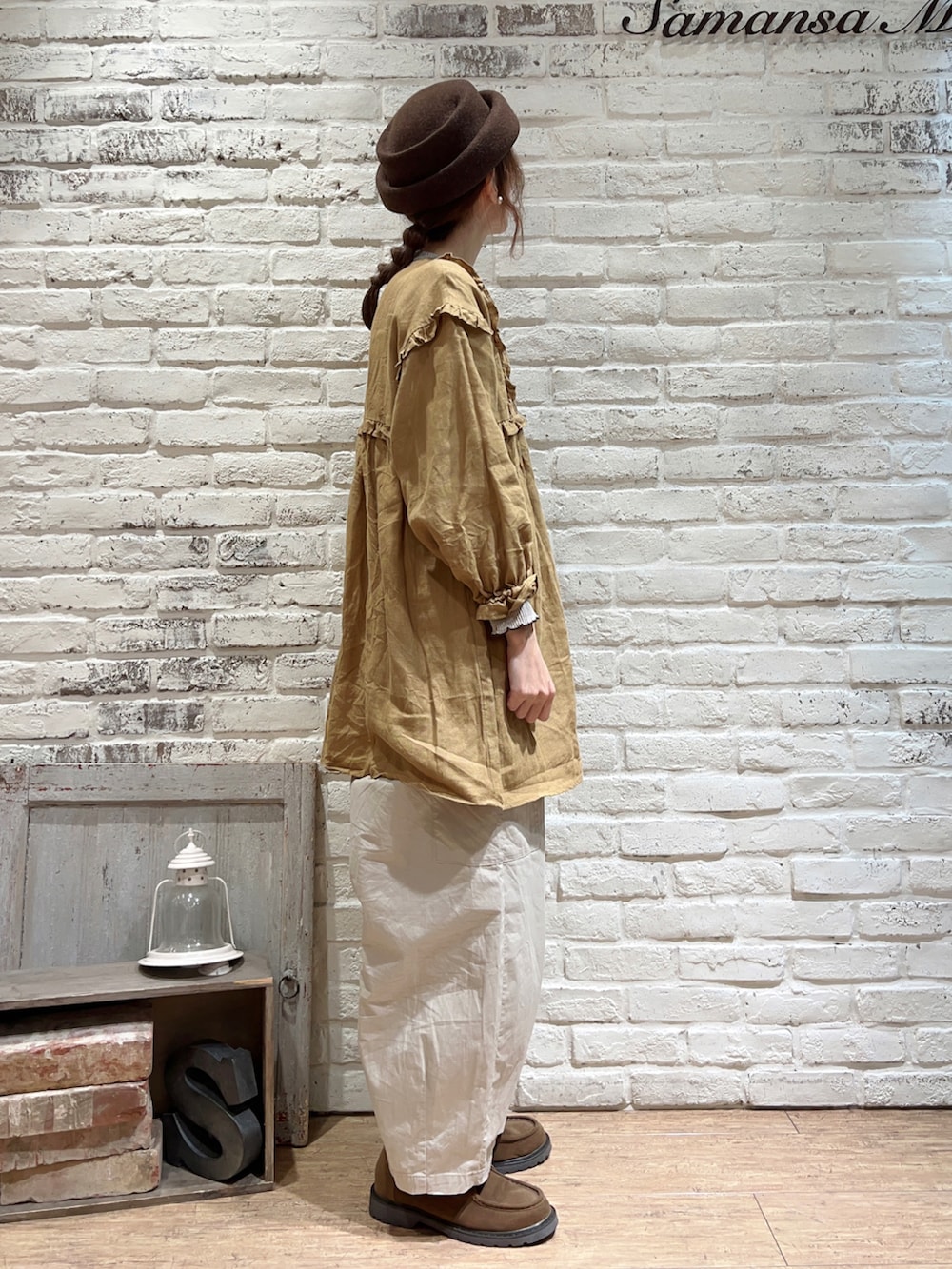 ベージュ系のTシャツ/カットソー、イエロー系のチュニック、ベージュ系のカーゴパンツを着用したレディースの冬コーディネートの3枚目の写真