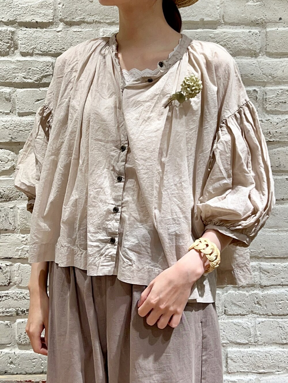 ホワイト系のタンクトップ、ピンク系のシャツ/ブラウス、ブラウン系のその他パンツを着用したレディースの夏コーディネートの2枚目の写真