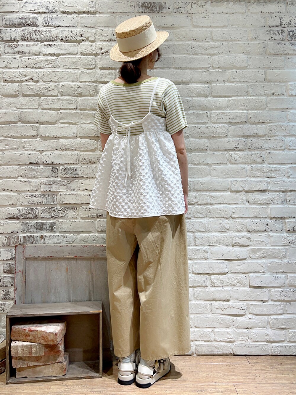 グリーン系のTシャツ/カットソー、ホワイト系のシャツ/ブラウス、ホワイト系のハンドバッグを着用したレディースの夏コーディネートの4枚目の写真