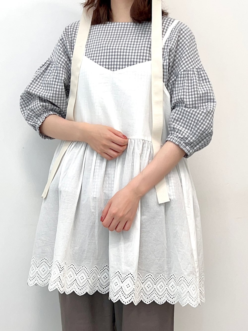 ホワイト系のTシャツ/カットソー、ホワイト系のシャツ/ブラウス、ホワイト系のサンダルを着用したレディースの春コーディネートの2枚目の写真