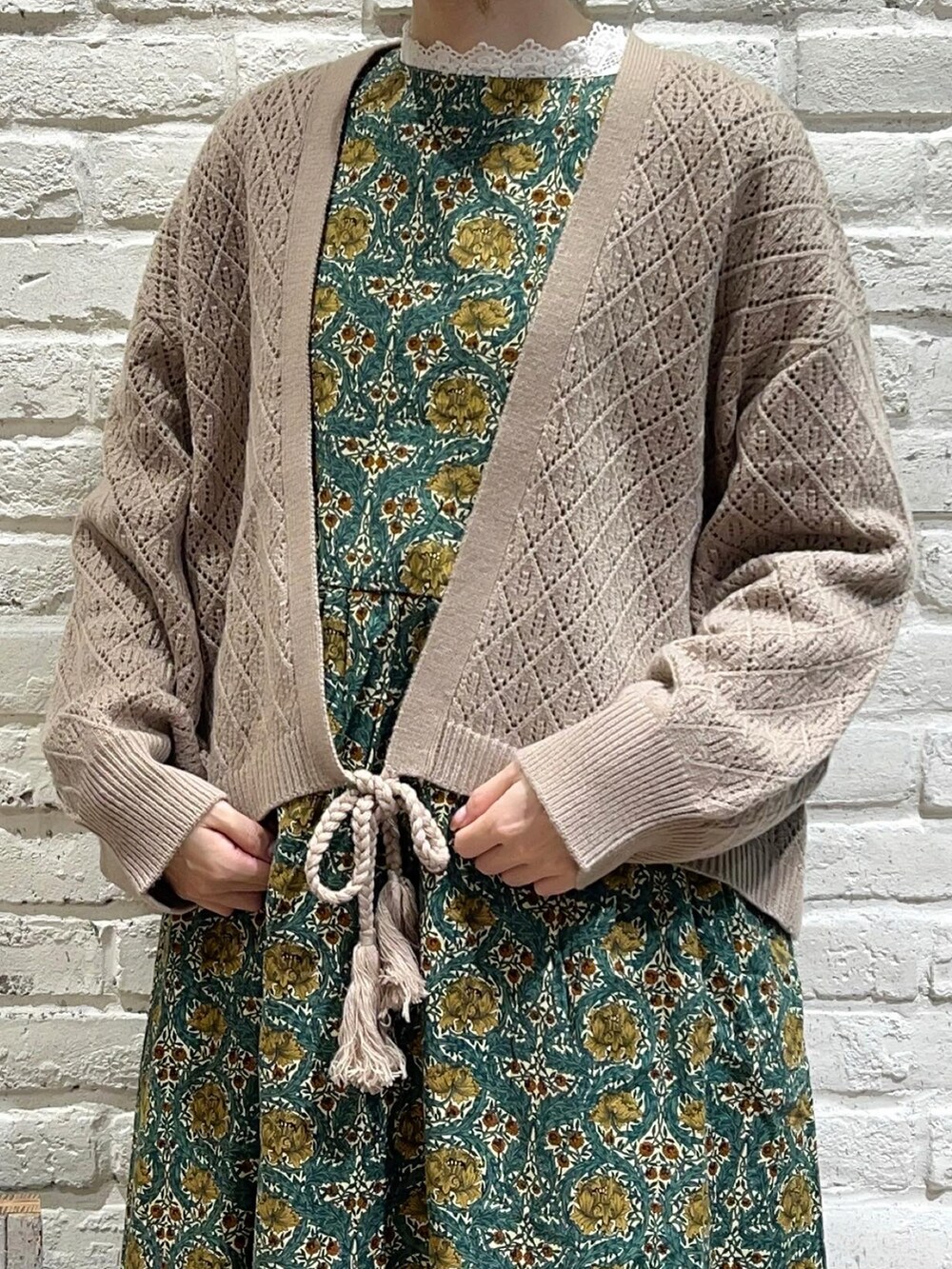 ホワイト系のTシャツ/カットソー、ベージュ系のニット/セーター、イエロー系のワンピースを着用したレディースの秋コーディネートの2枚目の写真