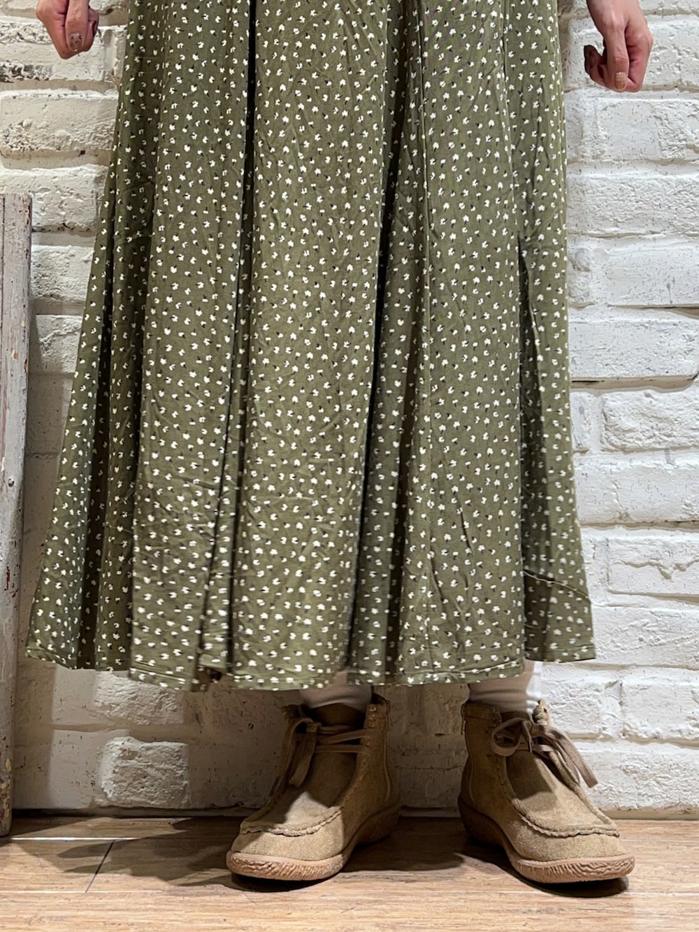 ブラック系のシャツ/ブラウス、ブラウン系のニット/セーター、ホワイト系のブルゾンを着用したレディースの秋コーディネートの5枚目の写真