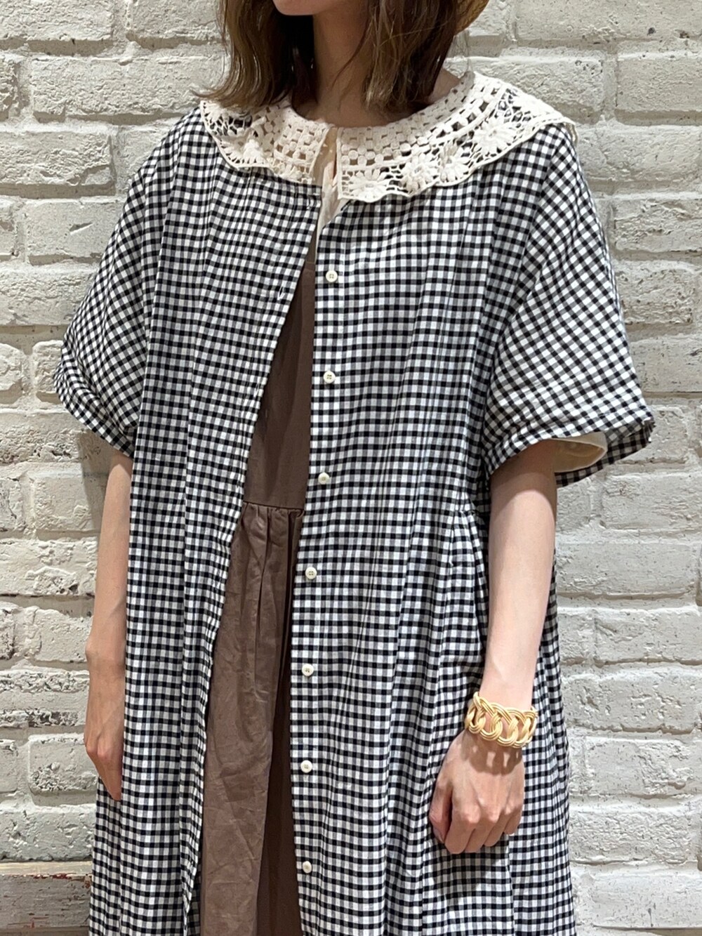 ホワイト系のTシャツ/カットソー、ホワイト系のワンピース、ブラウン系のワンピースを着用したレディースの夏コーディネートの2枚目の写真