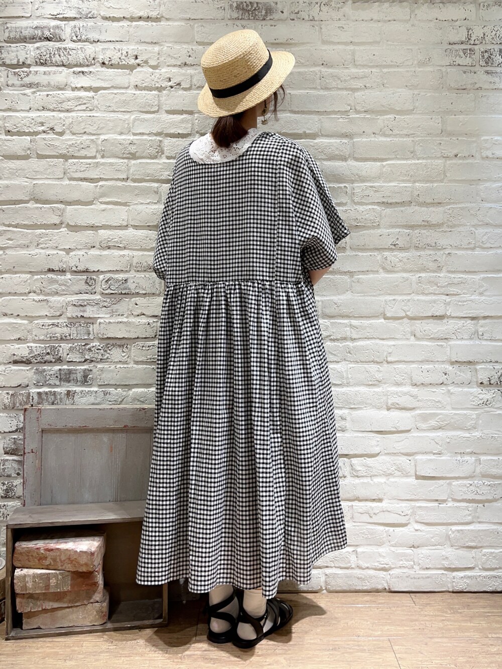 ホワイト系のTシャツ/カットソー、ブラック系のハンドバッグ、ホワイト系のワンピースを着用したレディースの秋コーディネートの3枚目の写真