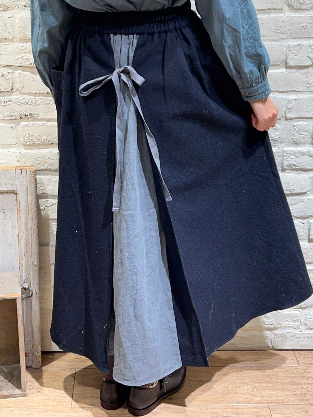ホワイト系のTシャツ/カットソー、グリーン系のシャツ/ブラウス、ブルー系のスカートを着用したレディースの秋コーディネートの5枚目の写真