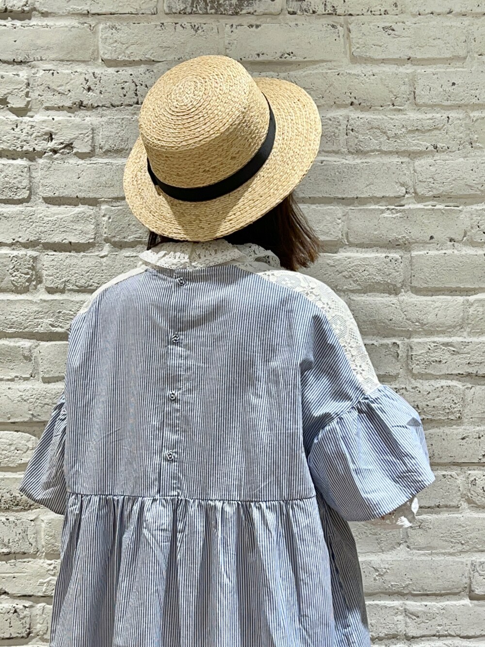 ホワイト系のシャツ/ブラウス、ブルー系のワンピース、ベージュ系のハンドバッグを着用したレディースの春コーディネートの4枚目の写真